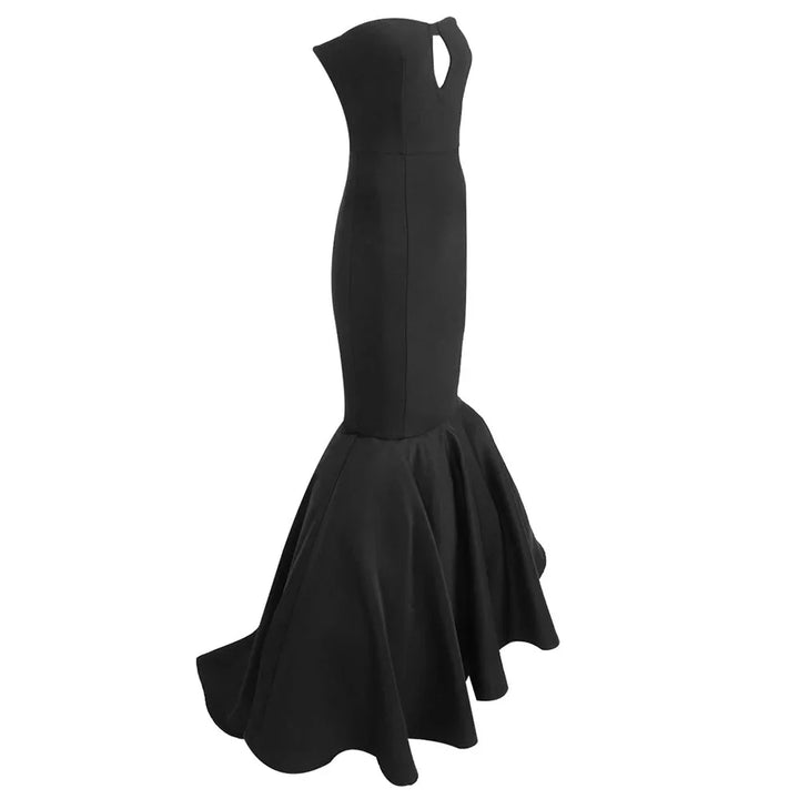 Robe noire sans bretelles en tissu stretch, silhouette ajustée et évasée à partir des genoux, style sirène élégant.