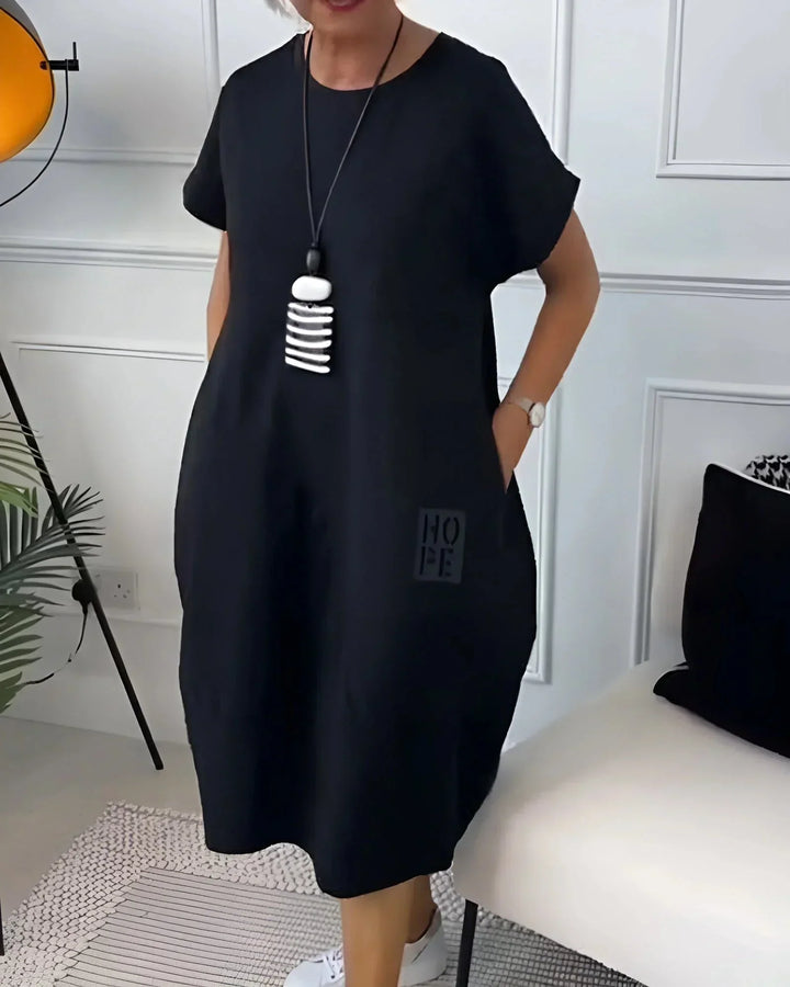 Robe midi fluide à manches courtes, coupe ample, avec poches, idéale pour un look décontracté en toute saison.