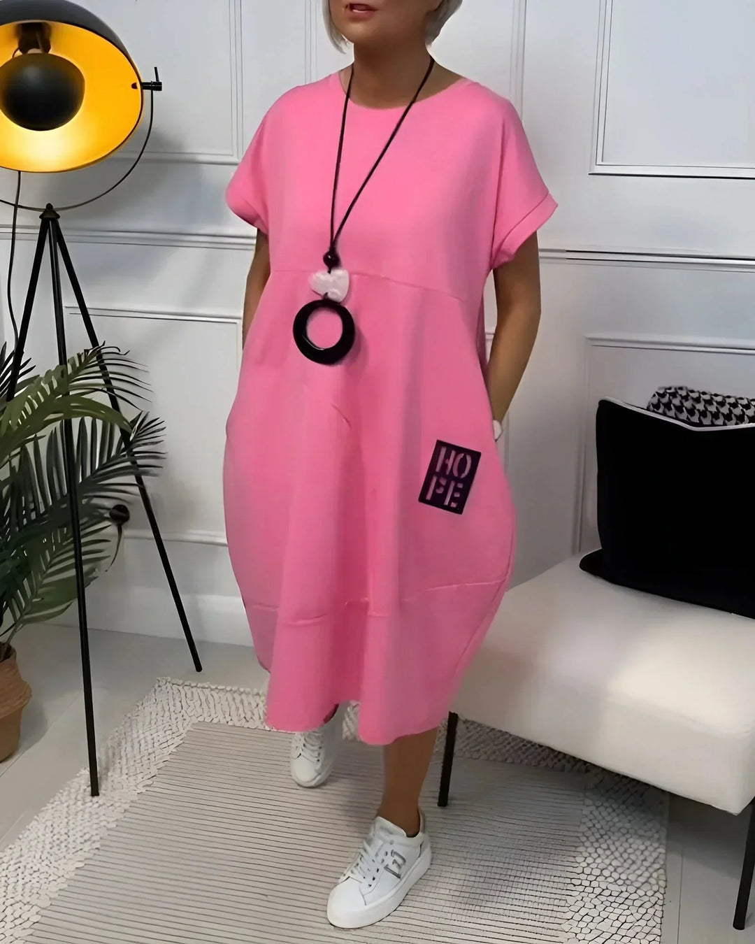Robe midi ample en tissu fluide, avec manches courtes et poches, idéale pour un look décontracté toute l'année.