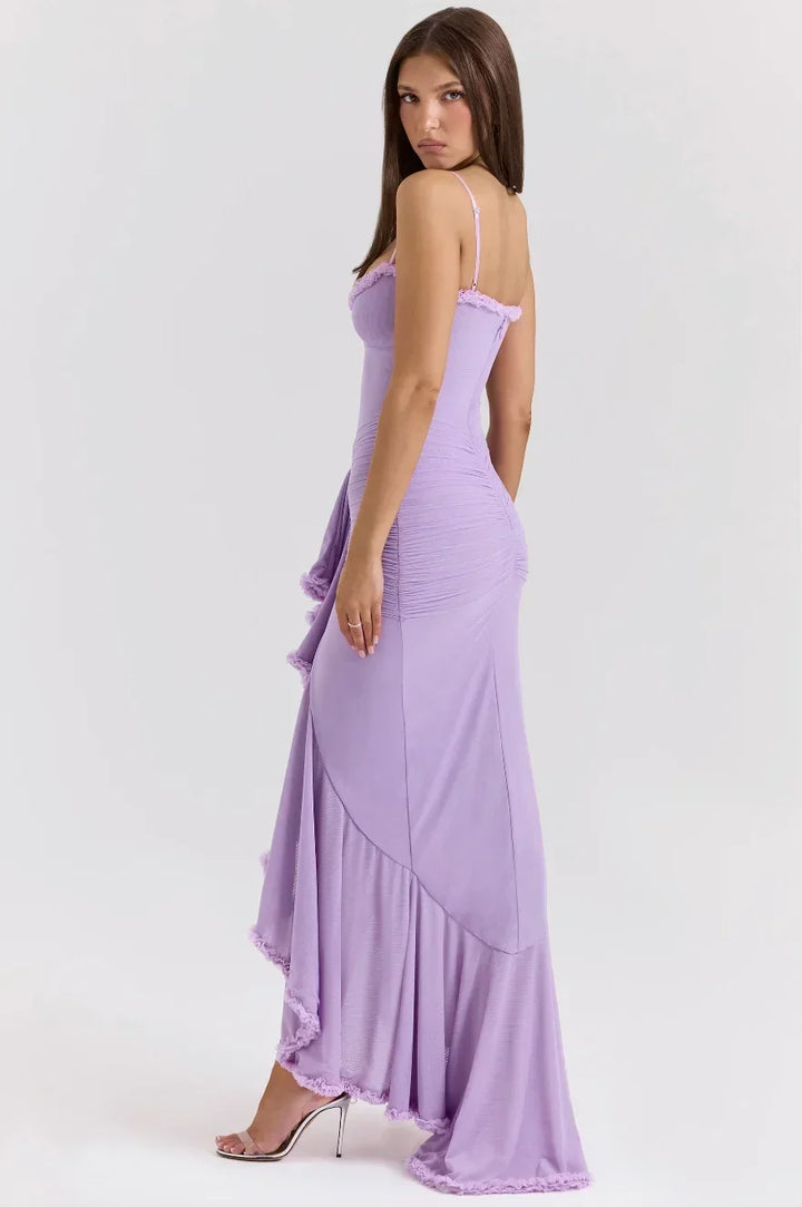 Robe midi ajustée pour femme en coton, avec volants délicats et bretelles fines, idéale pour une allure élégante.