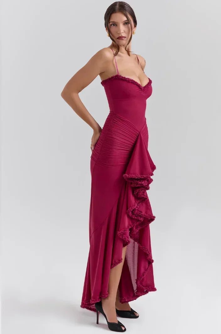 Robe midi ajustée avec volants, bretelles fines, en tissu léger pour un confort élégant et féminin.
