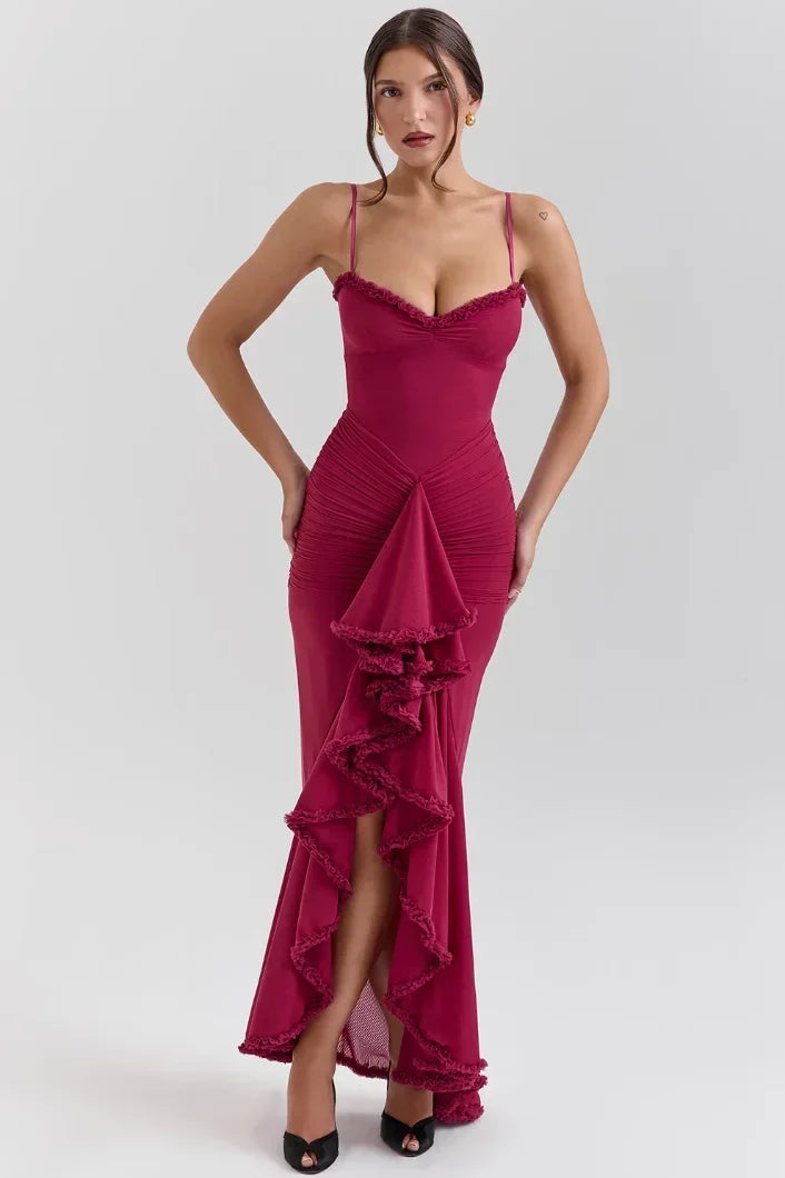Robe midi ajustée en Bourgogne, en coton doux, avec volants élégants et bretelles fines pour un style féminin.