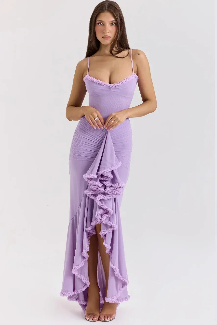 Robe midi lilas ajustée en tissu léger, avec volants délicats et bretelles fines pour une allure élégante.