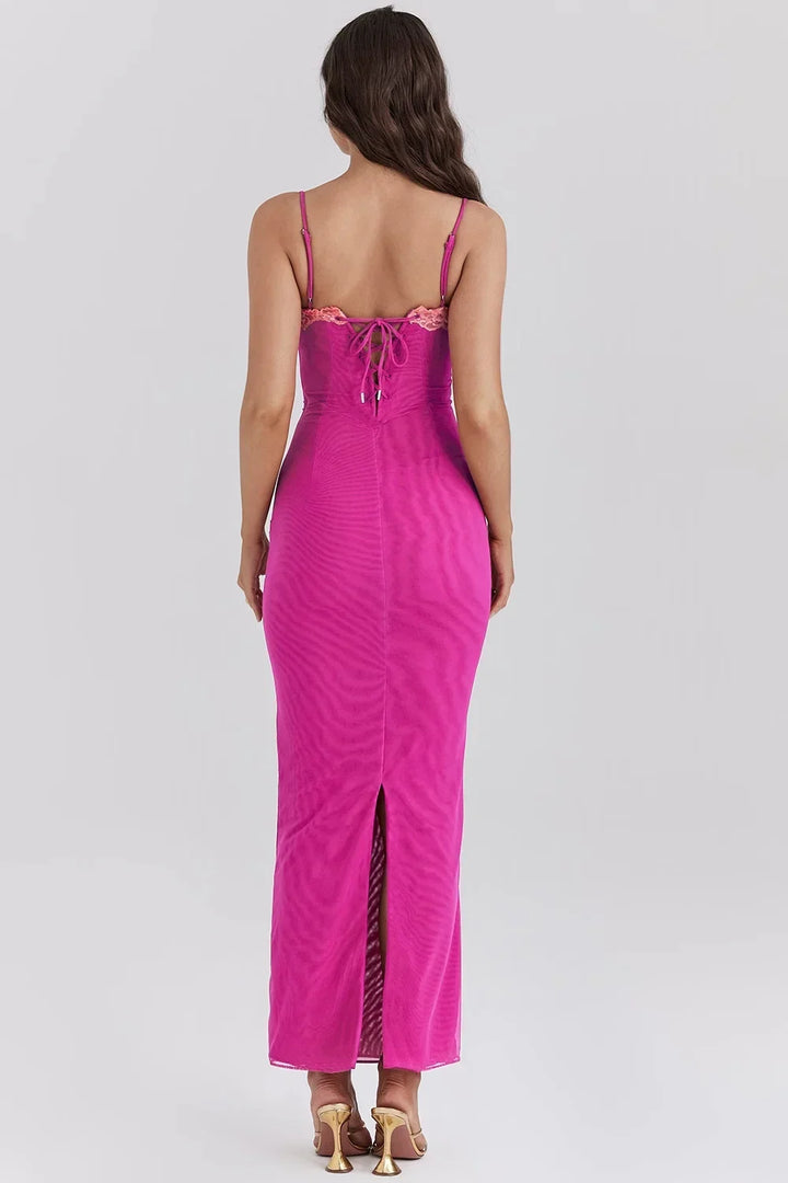 Robe midi ajustée à motifs floraux, en tissu léger avec détails en dentelle aux manches et à l'ourlet, parfaite pour un look…