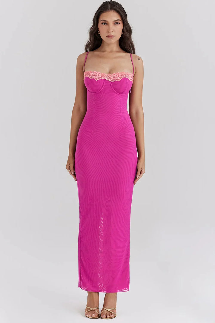 "Robe midi ajustée à motifs, en tissu léger avec détails en dentelle sur le décolleté et les manches, idéale pour les…