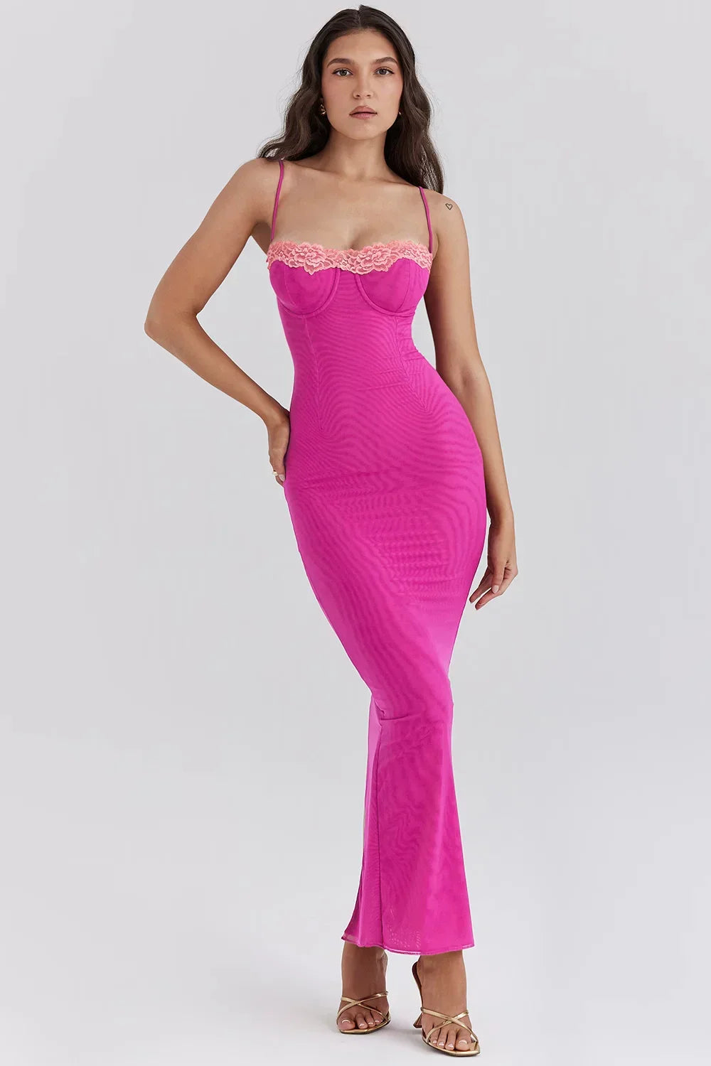 Robe midi ajustée à motifs floraux, en coton léger, avec détails en dentelle sur les manches et l'ourlet, idéale pour l'été.