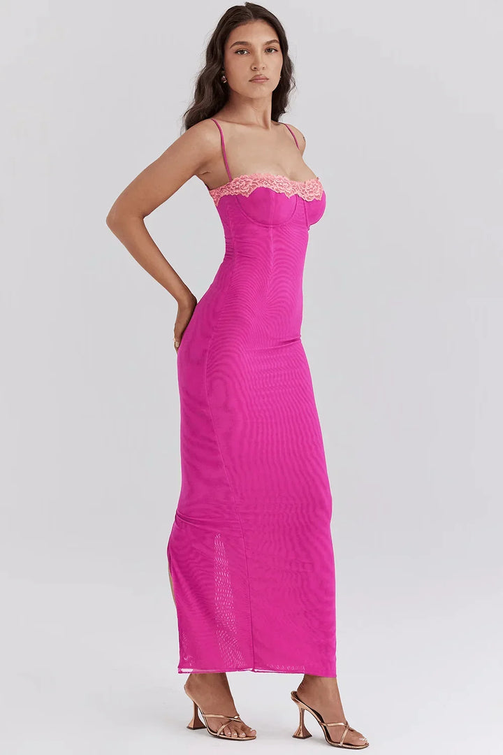 Robe midi ajustée à motifs, en tissu léger avec dentelle délicate sur le décolleté et les manches, idéale pour les occasions.