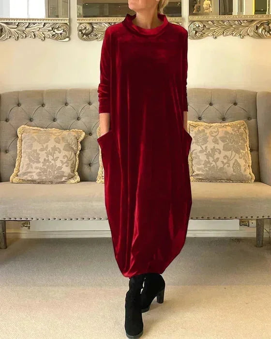 Robe midi ample femme en velours rouge, dotée de poches pratiques et d'une coupe décontractée pour un confort quotidien.
