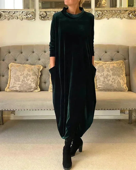 Robe midi ample en velours vert, dotée de poches pratiques, offrant un style élégant et confortable pour toutes les…