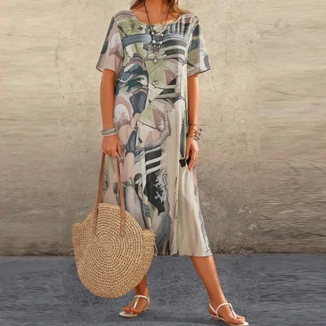 Robe midi ample à manches courtes, col rond, en tissu fluide avec imprimé coloré, idéale pour l'été.