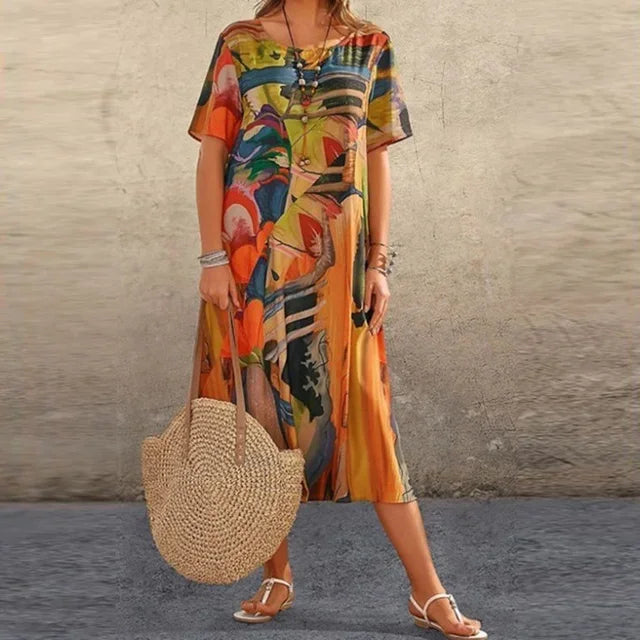 Robe midi ample en tissu fluide, imprimée, manches courtes, col rond, idéale pour l'été, offrant confort et légèreté.