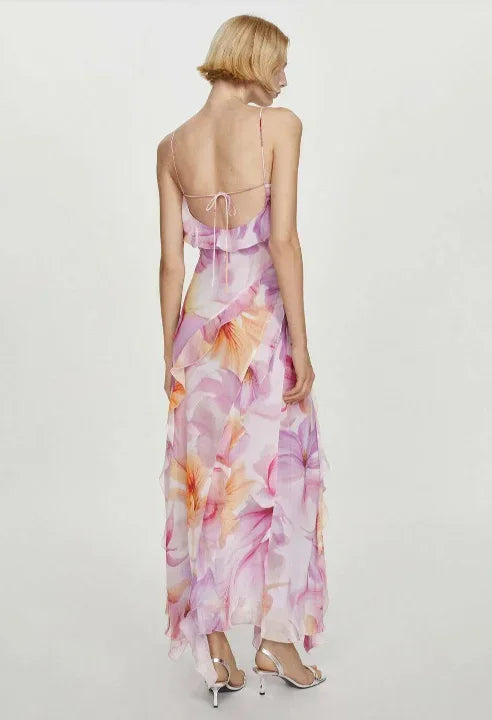 Robe midi asymétrique en coton, ornée de volants avec motifs floraux roses, idéale pour les soirées d'été.