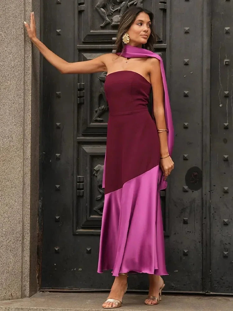 Robe midi sans manches bordeaux et rose, col droit, en tissu fluide avec un design asymétrique, idéale pour les soirées.