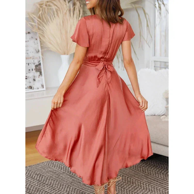 Robe midi asymétrique à manches papillon, col V et nœud devant, en tissu léger parfait pour les soirées d'été.
