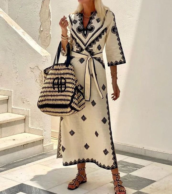 Robe midi beige à imprimé, ceinture ajustable, manches 3/4 et col en V, idéale pour un look décontracté en été.