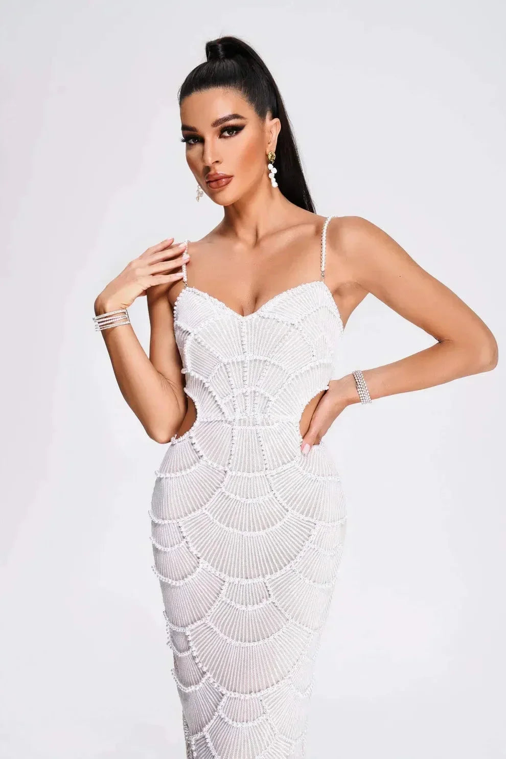 Robe midi blanche à sequins, bretelles découpées côtelées, fabrication en tissu léger pour une silhouette élégante lors des…