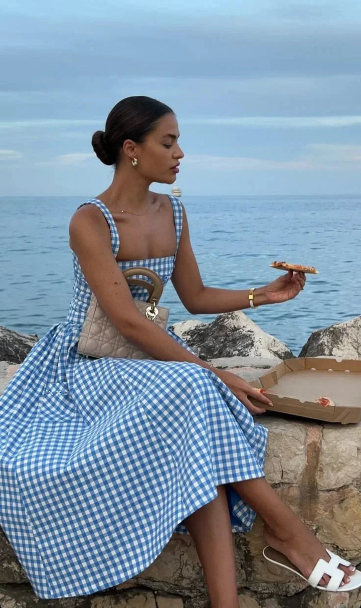 Robe midi bleu à carreaux vichy, épaules dénudées, en tissu léger idéal pour l'été. Design convivial et aéré.