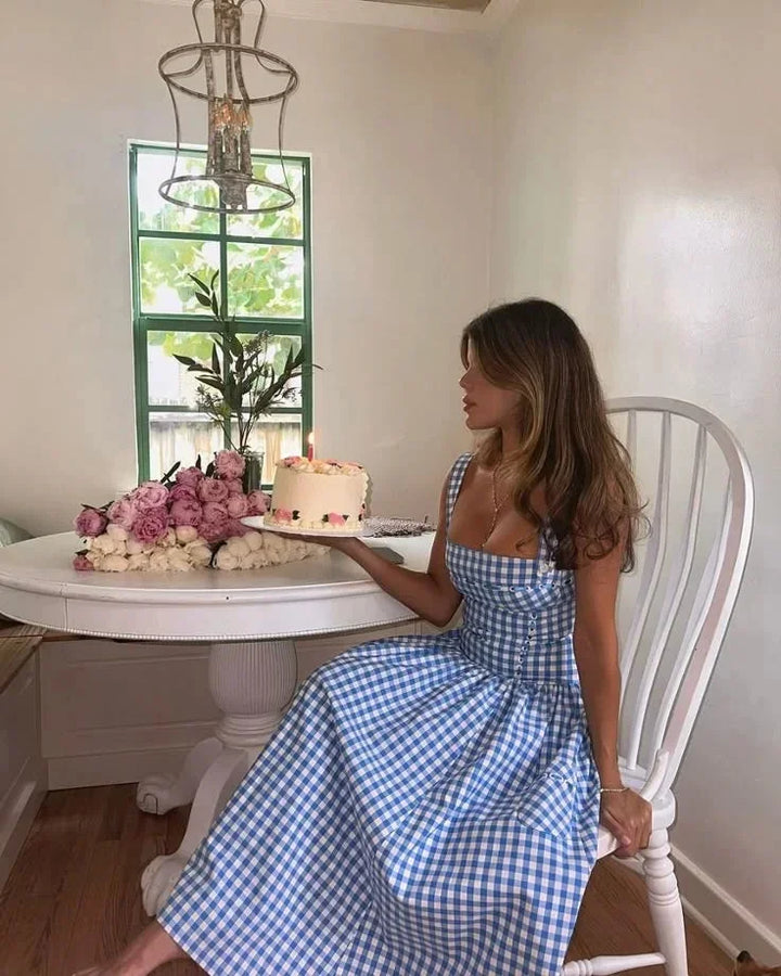 Robe midi bleue à carreaux vichy, épaules dénudées, en tissu léger parfait pour l'été. Détails élégants et design…