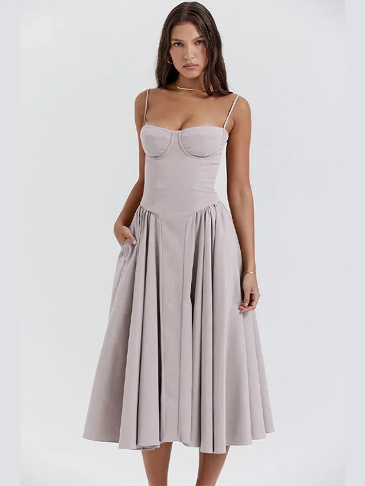Robe midi avec buste ajusté, jupe évasée et bretelles fines, en tissu léger et fluide, idéale pour les événements.