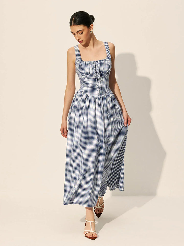 Robe midi à carreaux bleu marine, sans manches, col carré, en tissu léger, idéale pour des jours d'été décontractés.