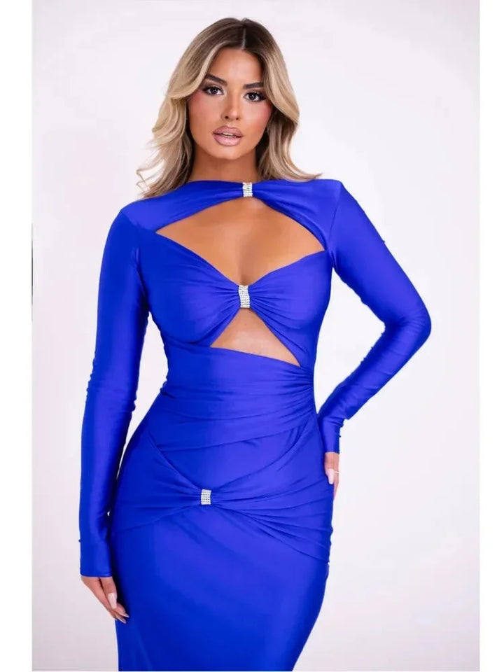 Robe midi chic en tissu léger, détails découpés, accents bijoux, manches longues pour une allure élégante lors des soirées.