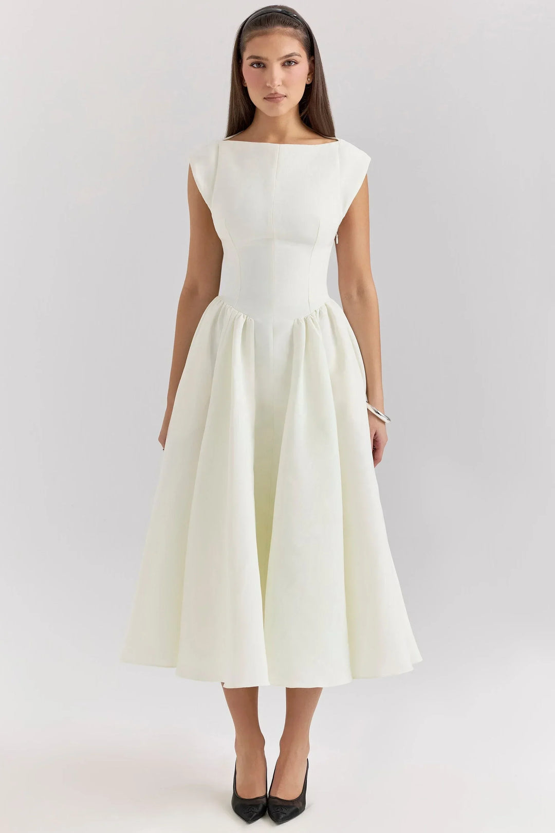 Robe midi sculptée en tissu léger, manches courtes et col rond, jupe ample pour un look élégant lors des soirées.