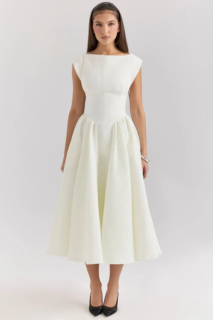 Robe midi sculptée en tissu léger, manches courtes et col rond, jupe ample pour un look élégant lors des soirées.