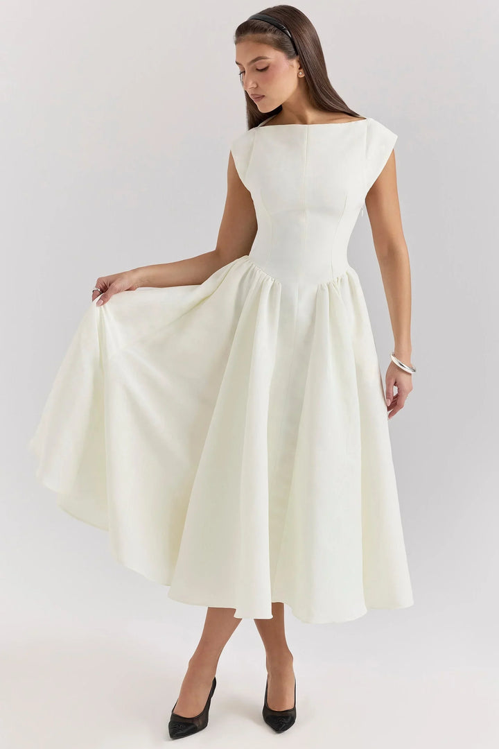 Robe midi sculptée, manches courtes, col rond, en tissu léger avec jupe ample, idéale pour les soirées estivales.