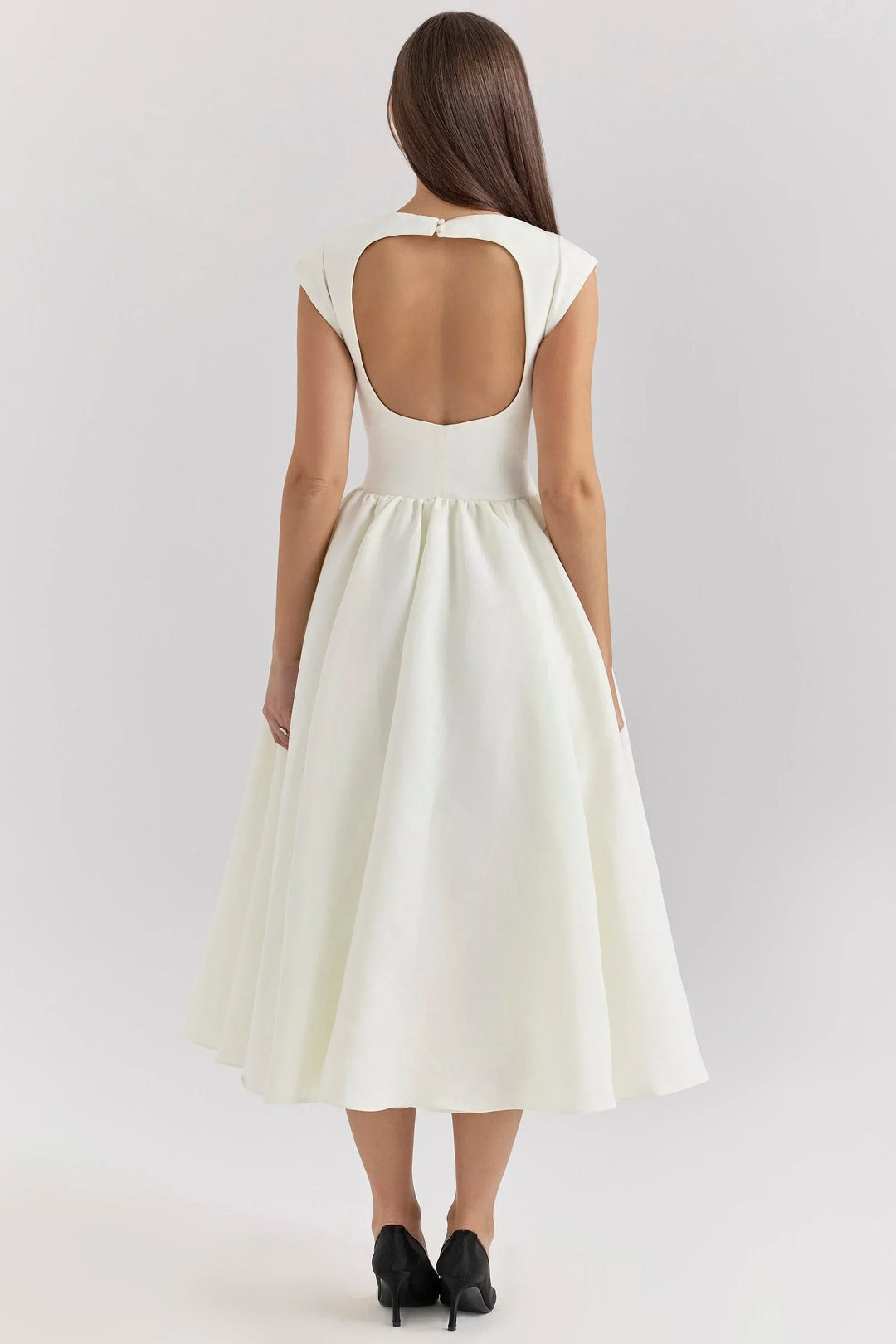 Robe midi sculptée avec manches courtes, col rond, jupe ample en tissu léger, idéale pour des soirées élégantes.