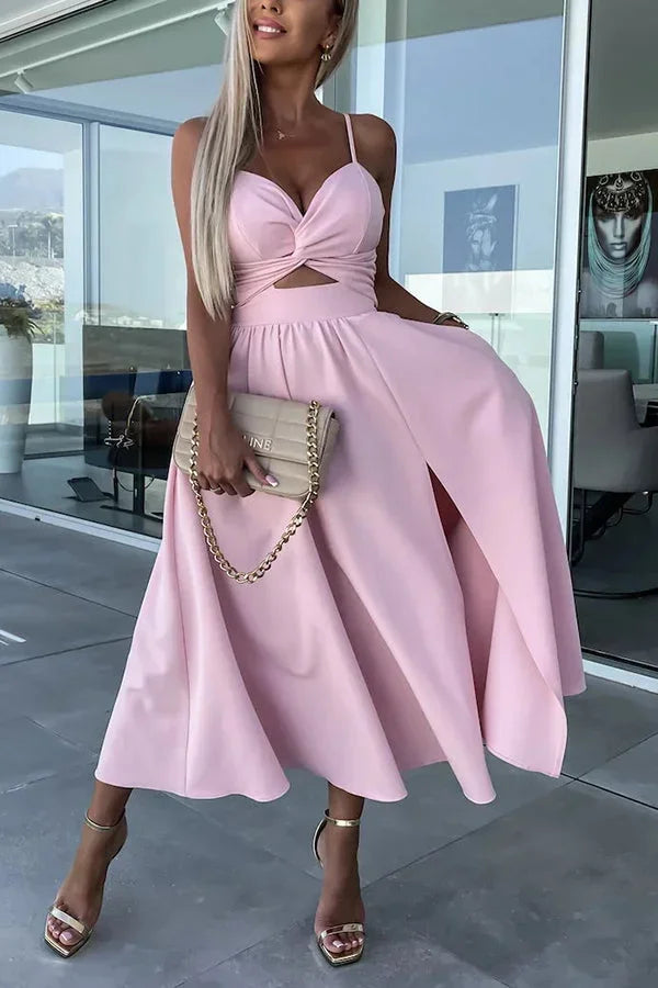 Robe midi décontractée en coton, avec découpes, poches pratiques et fente longue pour un style moderne et fonctionnel.