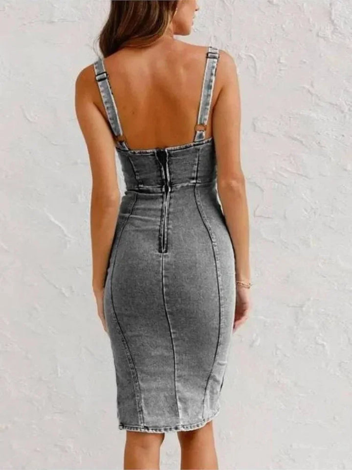 Robe midi en denim sans manches avec décolleté en cœur et fente, parfaite pour des sorties décontractées. Coupe ajustée.