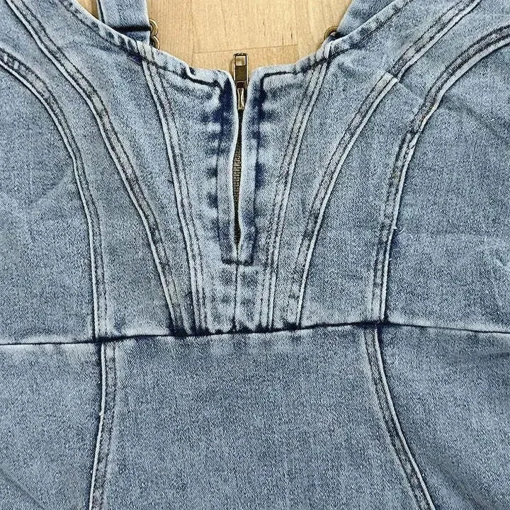 Robe midi en denim sans manches, décolleté en cœur, avec fente sur le côté et coupe ajustée pour un look élégant.
