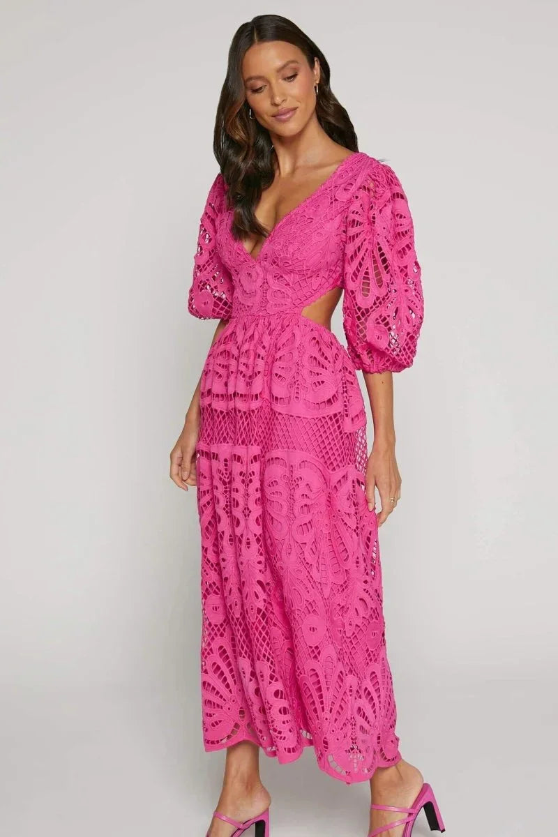 Robe midi en dentelle avec col en V et manches bouffantes, idéale pour une allure élégante et féminine.