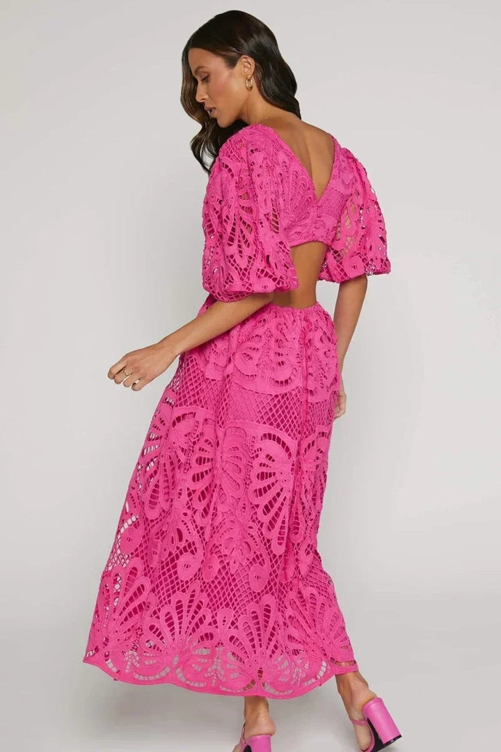 Robe midi en dentelle avec col en V et manches bouffantes, offrant une silhouette élégante et un tissu délicat.
