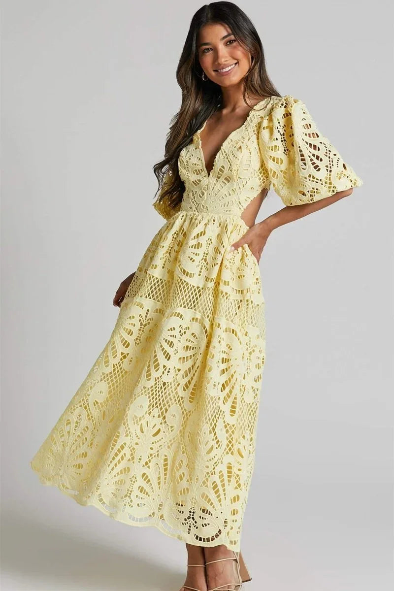Robe midi en dentelle avec col en V et manches bouffantes, idéale pour des occasions spéciales.