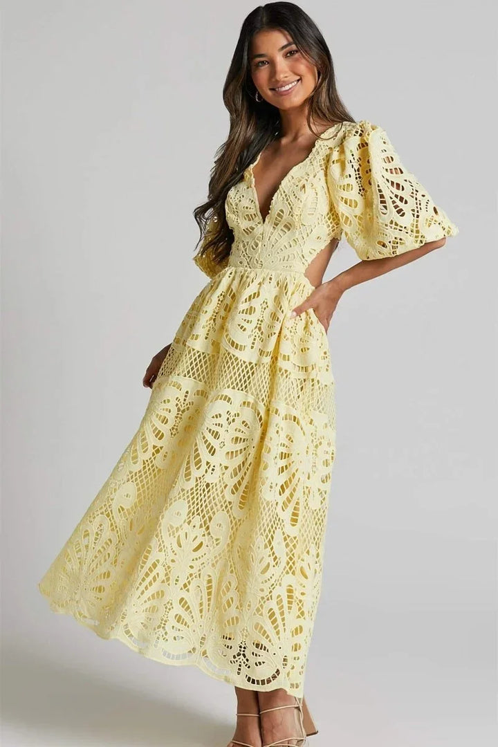 Robe midi en dentelle avec col en V et manches bouffantes, idéale pour des occasions spéciales.