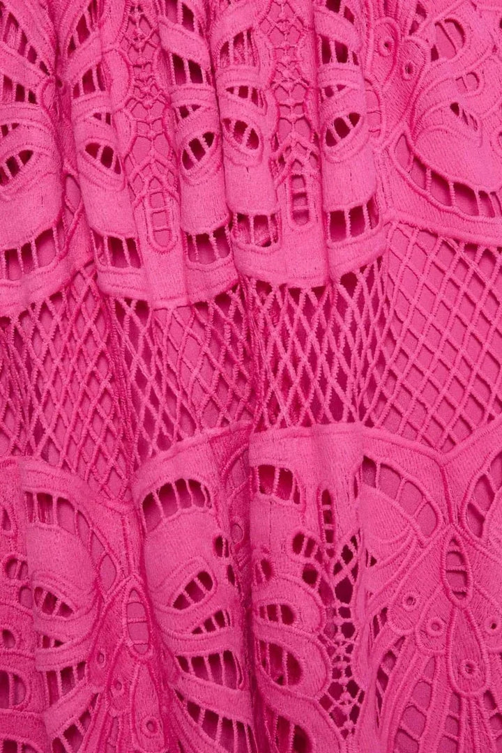 Robe midi en dentelle avec col en V et manches bouffantes, parfaite pour une allure élégante et raffinée.
