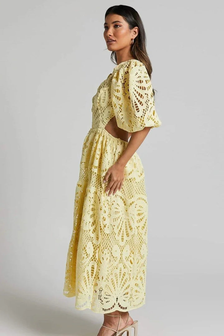 Robe midi en dentelle, col en V et manches bouffantes, idéale pour un look élégant et raffiné, parfaite pour toutes…