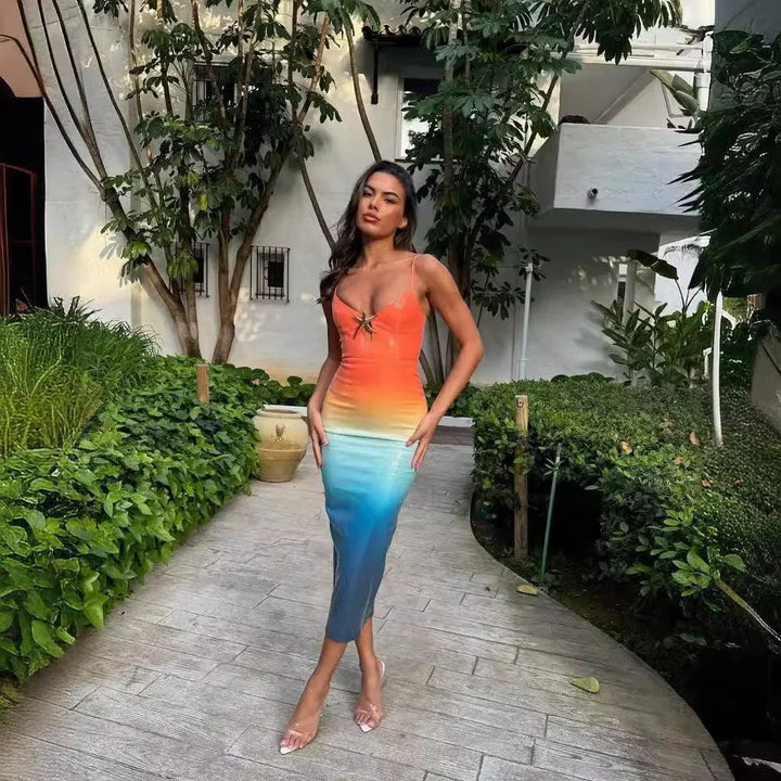 Robe midi sans manches dégradée orange et bleue, fabriquée en tissu léger, ornée d'une étoile de mer. Parfaite pour les…