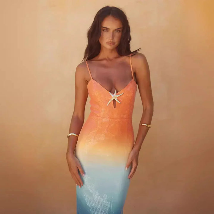 Robe midi sans manches dégradée orange et bleue, en tissu léger, ornée d'une étoile de mer sur le devant. Parfaite pour…