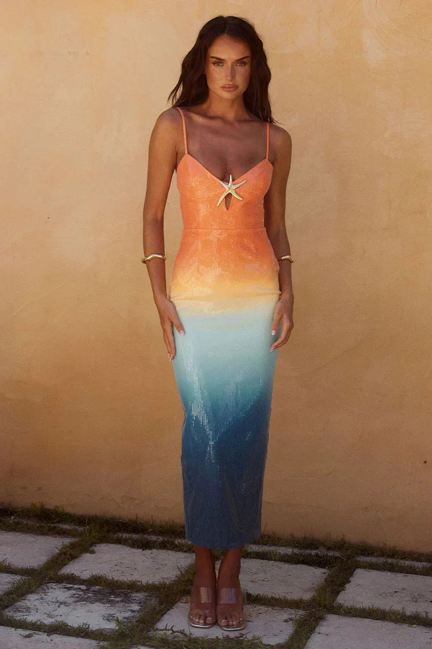 Robe midi sans manches dégradée orange et bleue, en tissu léger, ornée d'une étoile de mer pour un look estival.