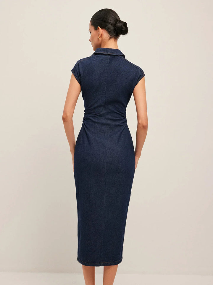 Robe midi en jean bleu foncé, sans manches, col V, avec une fermeture boutonnée sur le devant pour un look décontracté.