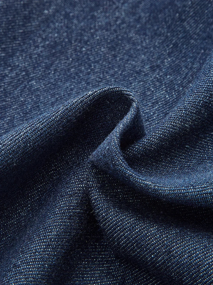 Robe midi en jean bleu foncé, sans manches, col V boutonné, avec une coupe classique et un tissu en coton robuste.