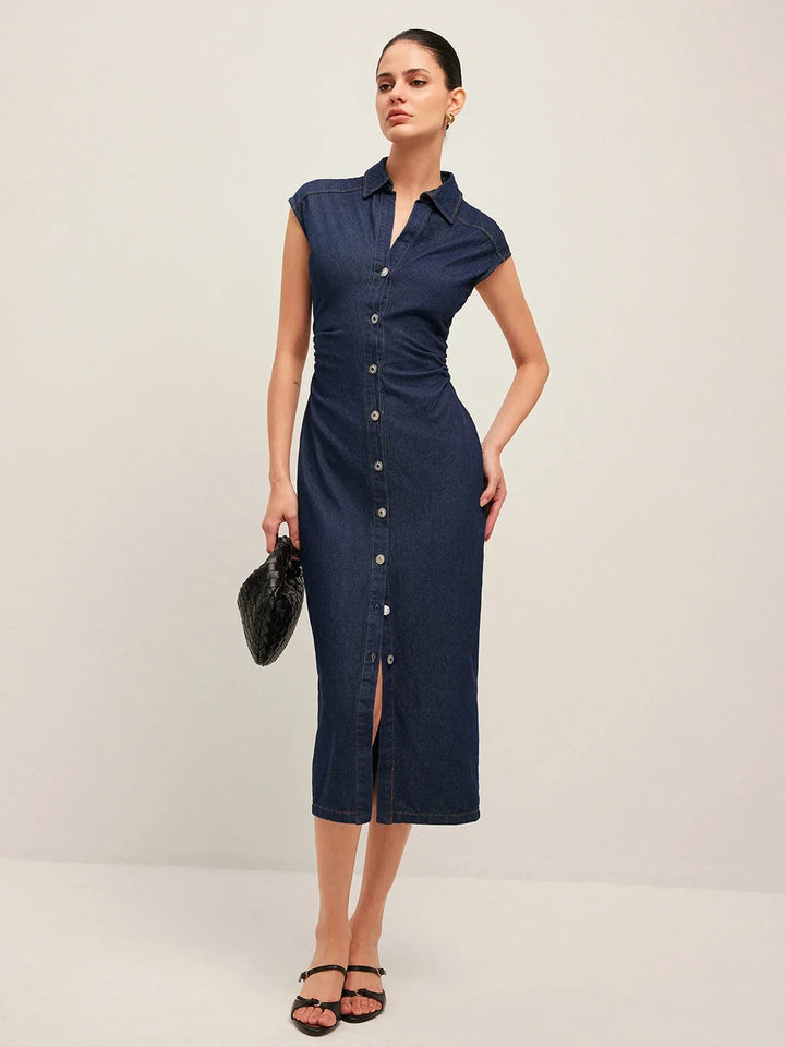 Robe midi en jean bleu foncé, sans manches, col V, avec boutons sur le devant et poches latérales.