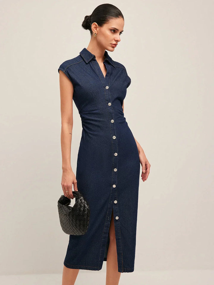 Robe midi en jean bleu foncé, sans manches, col V et boutonnée, idéale pour un look décontracté et estival.