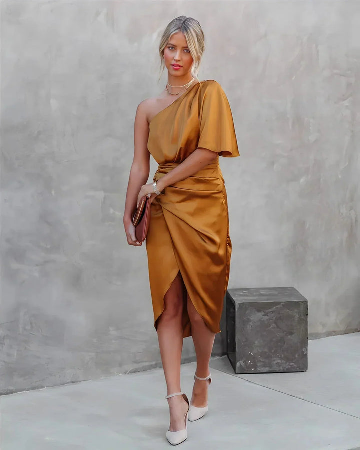 Robe midi femme asymétrique en satin, avec drapés élégants et une coupe moderne, idéale pour des occasions spéciales.