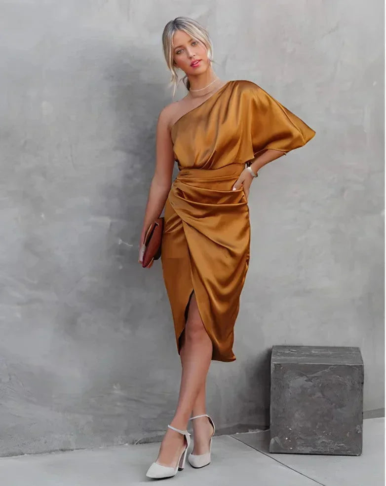 Robe midi femme asymétrique en tissu drapé, finition satinée, décolleté élégant et longues manches fluides.