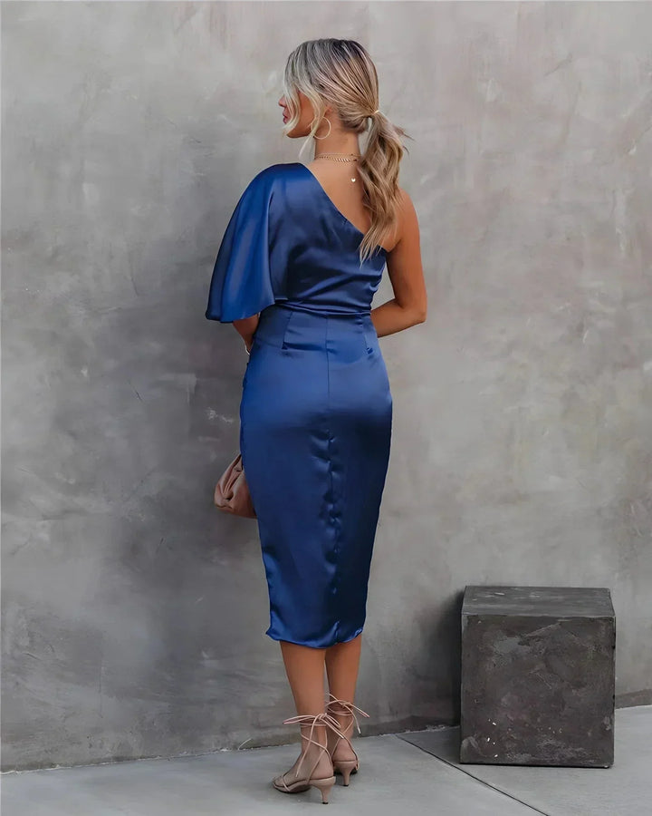 Robe midi femme en tissu satiné, design asymétrique avec drapés élégants, idéale pour des occasions spéciales.