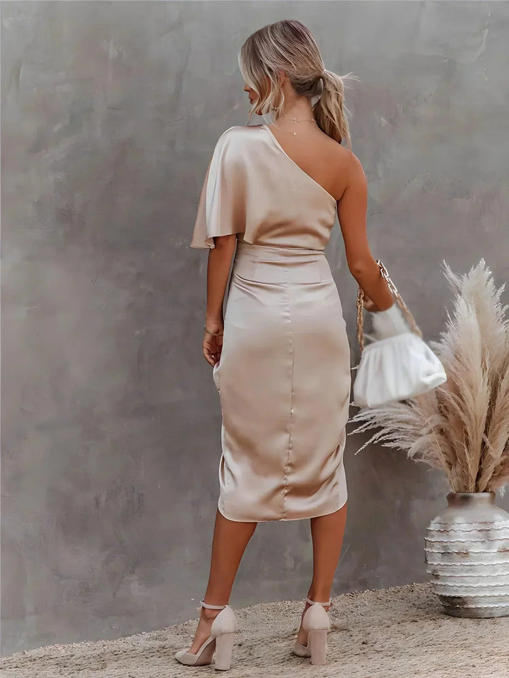 Robe midi femme asymétrique drapée en satin, à l'élégance fluide et ceinture met la taille en valeur.