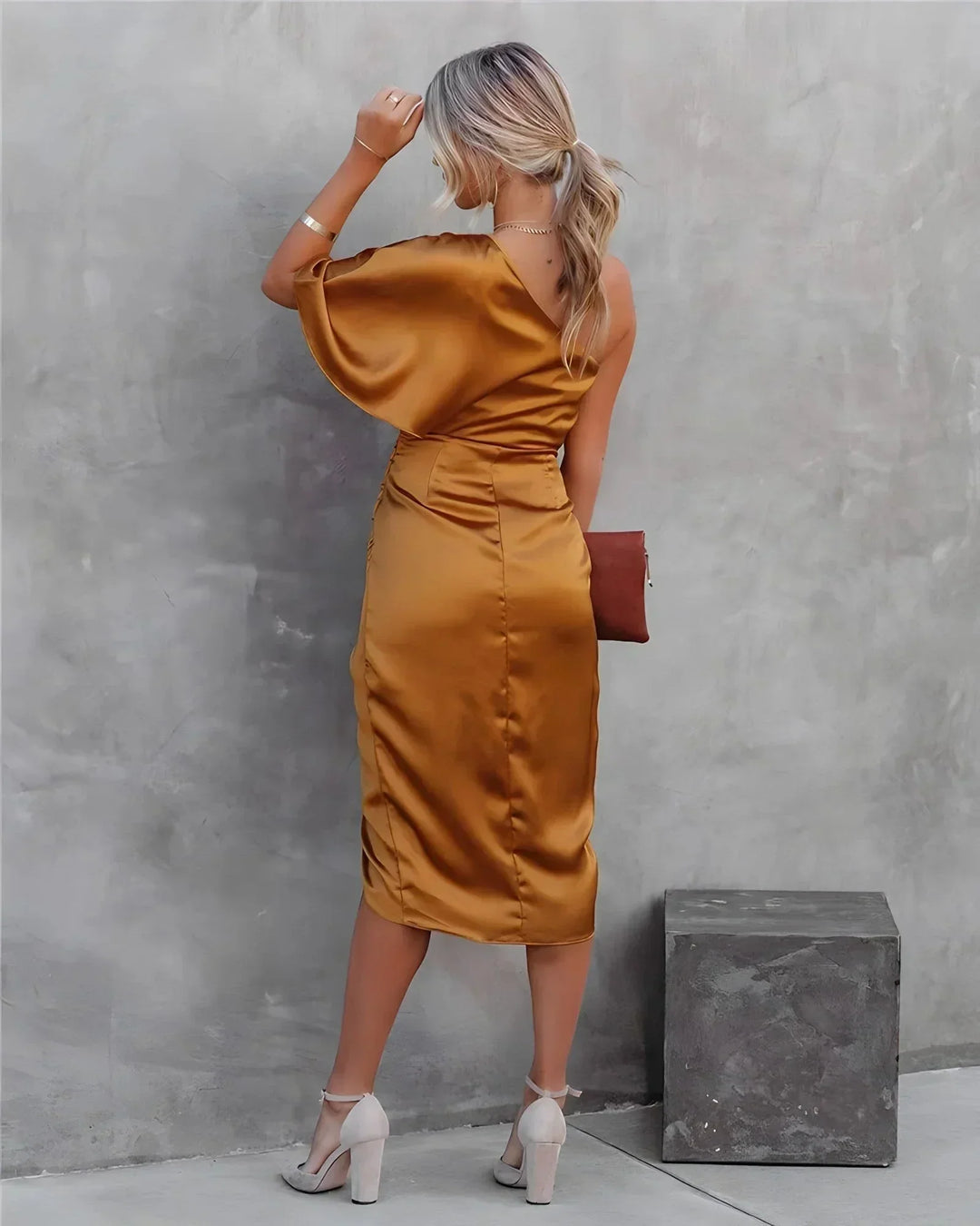 Robe midi femme asymétrique drapée en satin, dotée d'une silhouette fluide et de détails élégants pour un look moderne.